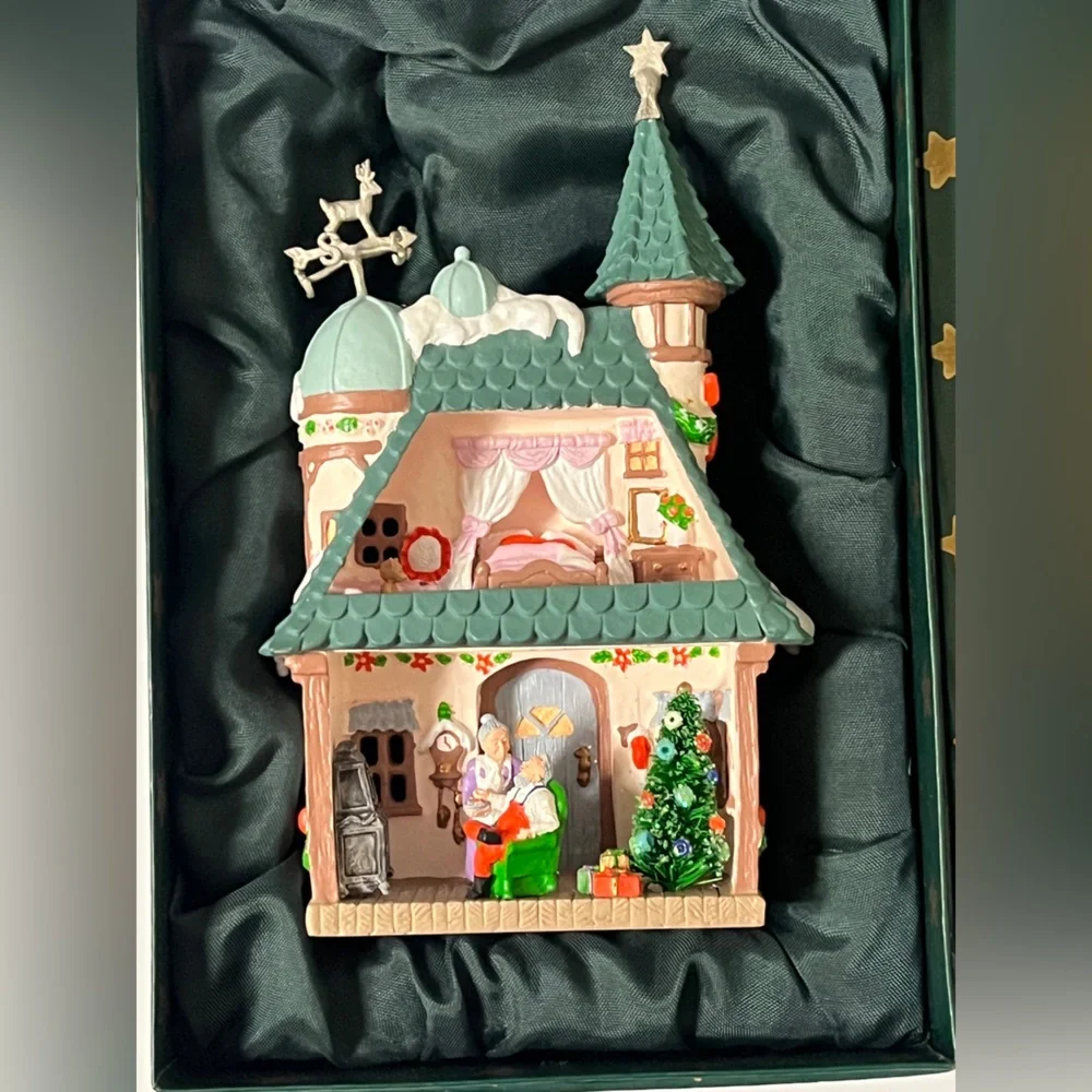 1997 RETIRED Santa’s House #1 Santa’s Neighborhood Series DONNA LEE Ornament DL4